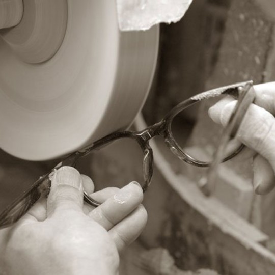 Pruducció artesanal i tradició japonesa en la manufactura de les ulleres
