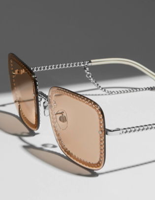 gafas de sol cuadradas Chanel con cadena