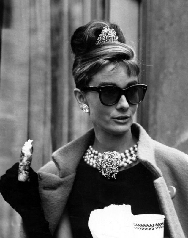 audrey hepburn amb rayban wayfarer a esmorzar amb diamants