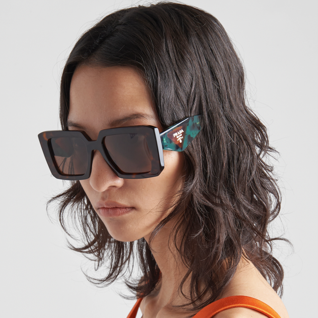 Mujer morena con gafas de Sol Prada