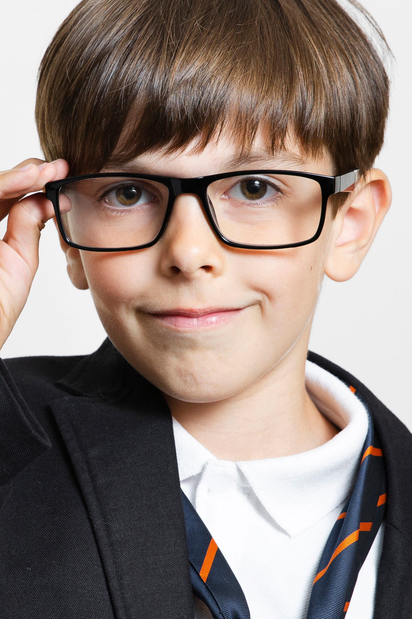 Niño con gafas graduadas- optometria pediàtrica- òptica a platja d'aro